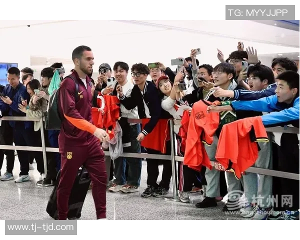 足球明星与路人亲密互动瞬间捕捉展现球迷热情与偶像魅力的完美结合